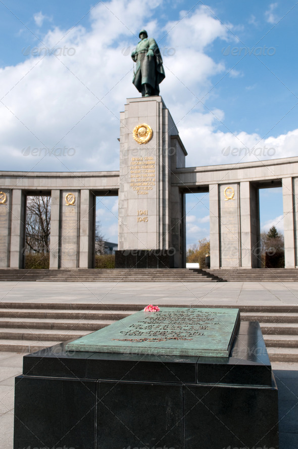 The Sowjetische Ehrenmal (Soviet Memorial) located in the Tiergarten - Stock Photo - Images