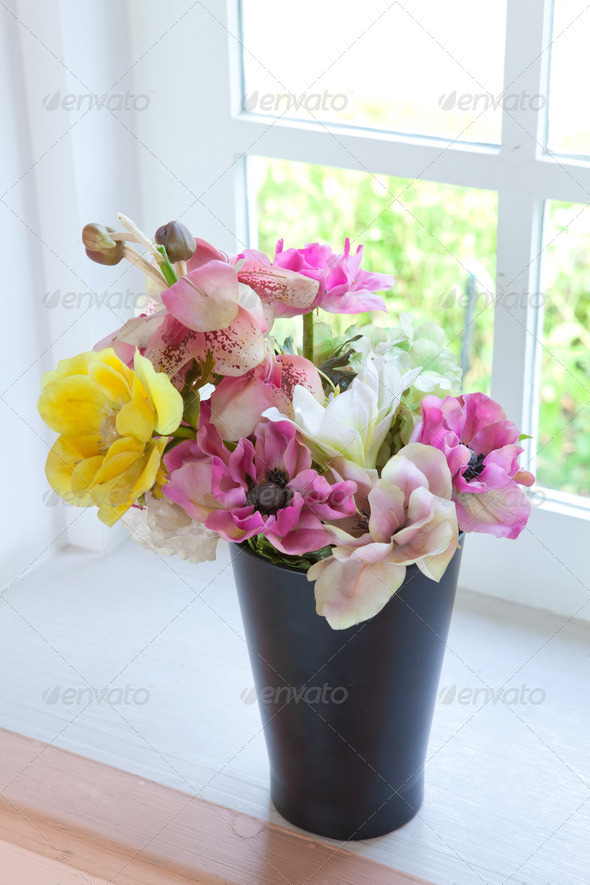 black vase and flower