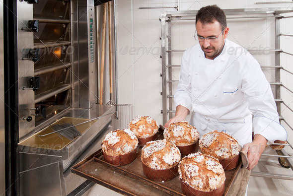 Pastry Chef, takes away the panettone baked of the oven