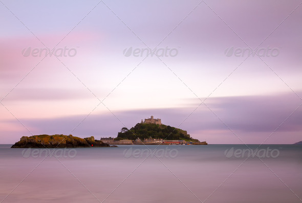 St. Michaels Mount at dusk with violett skies, Cornwall, England - Stock Photo - Images