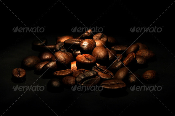 heap of coffee beans on black background (Misc) Photo Download