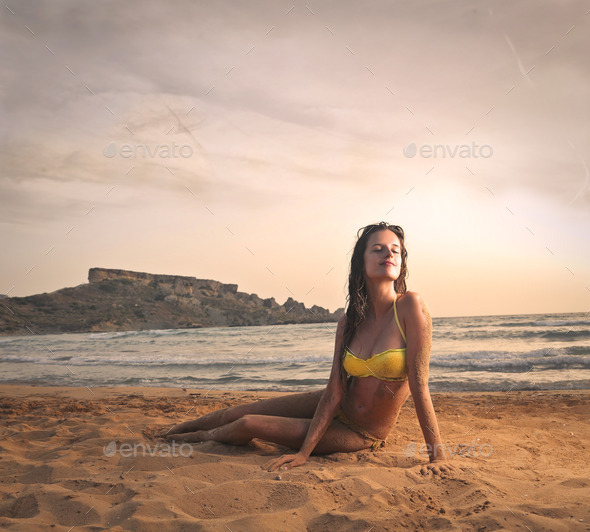 Young girl at the beach (Misc) Photo Download