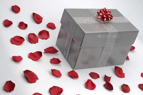 Gray gift box with red roses (Misc) Photo Download