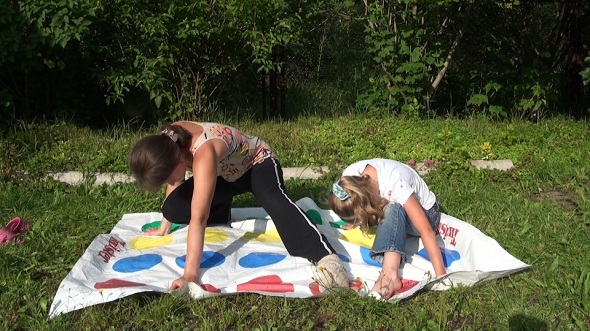 Mother With Her Daughter Play Twister 1 Mother With Her Daughter Play Twister 1