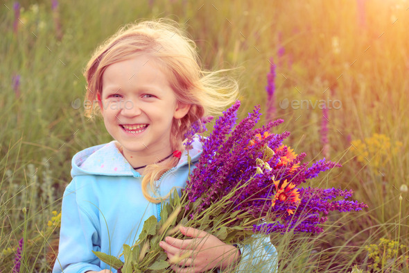 child girl with bouquet (Misc) Photo Download