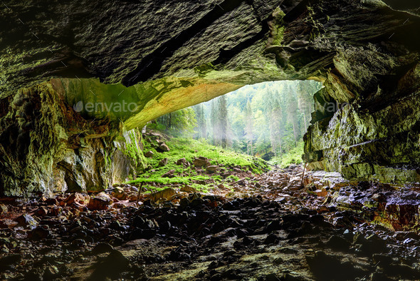 Coiba Mare cave in Romania, entrance
