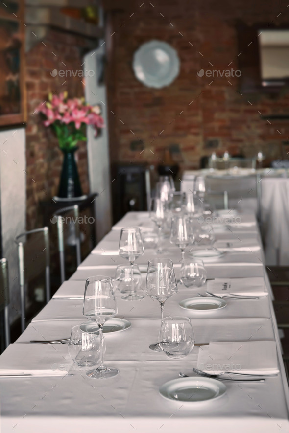 White table with dinnerware and with a clean interior (Misc) Photo Download