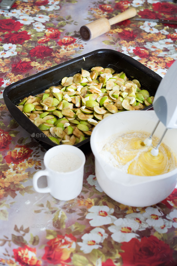 Getting apple pie ready for the oven (Misc) Photo Download