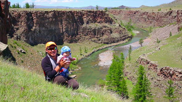 Father Daughter Posing Next Majestic River Canyon Father Daughter Posing Next Majestic River Canyon