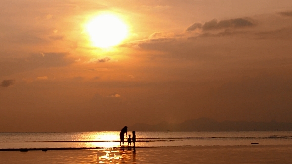 VideoHive Mother with Children in Sunset Sea 10155650 VideoHive Mother with Children in Sunset Sea 10155650