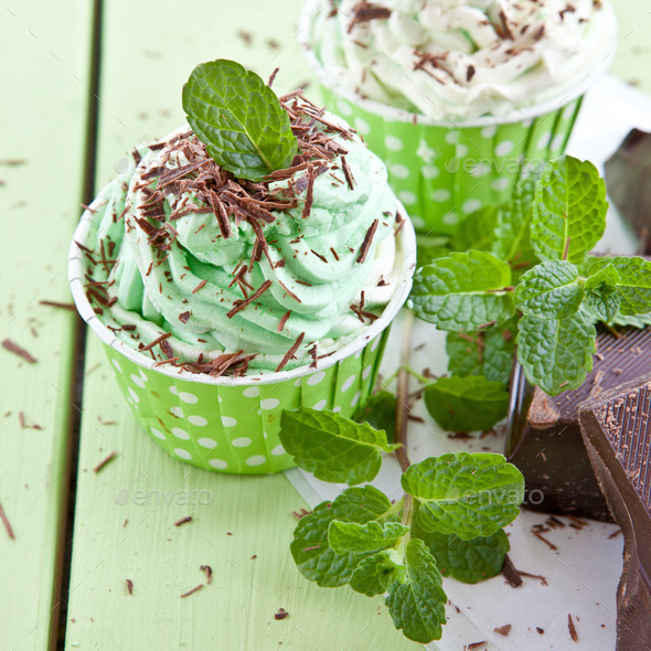 Frozen yogurt with mint and chocolate