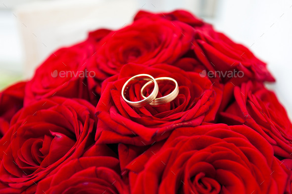 Wedding rings on red roses wedding bouquet (Misc) Photo Download