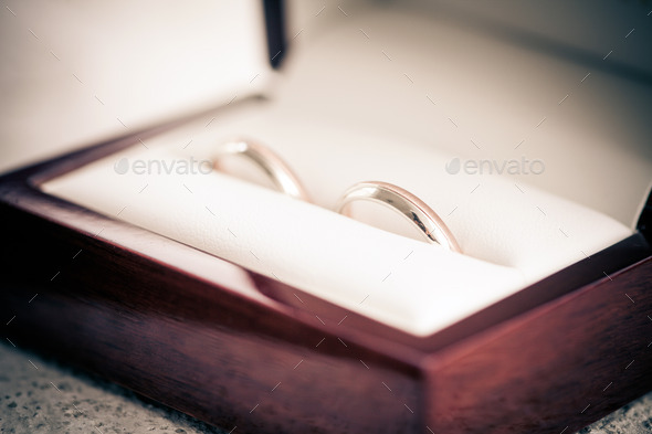 Two wedding rings in a box (Misc) Photo Download