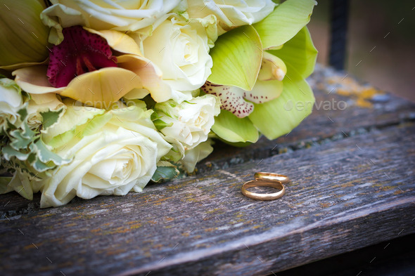 Wedding rings and white roses wedding bouquet (Misc) Photo Download