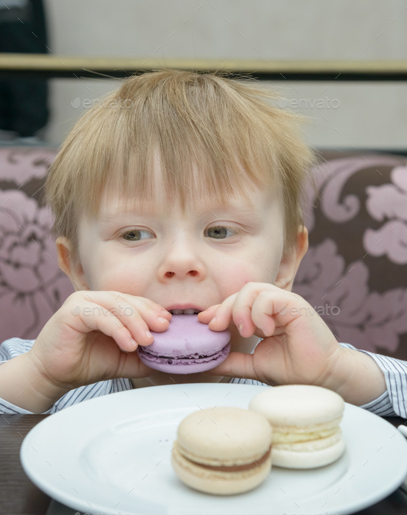 little boy eating cake (Misc) Photo Download