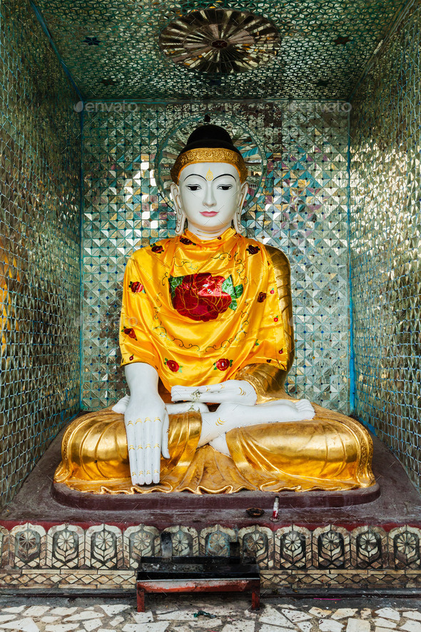 Buddha statue in Shwedagon pagoda