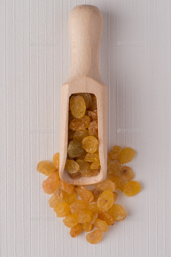 Wooden scoop with golden raisins (Misc) Photo Download