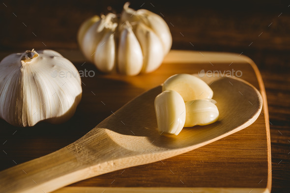 Garlic cloves and bulb on chopping board with copy space (Misc) Photo Download