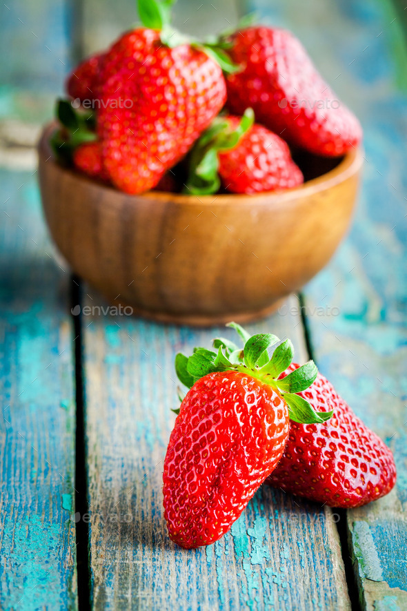 Fresh ripe organic strawberries in a wooden bowl (Misc) Photo Download