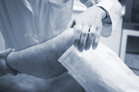 Traumatologist orthopedic surgeon doctor examining patient