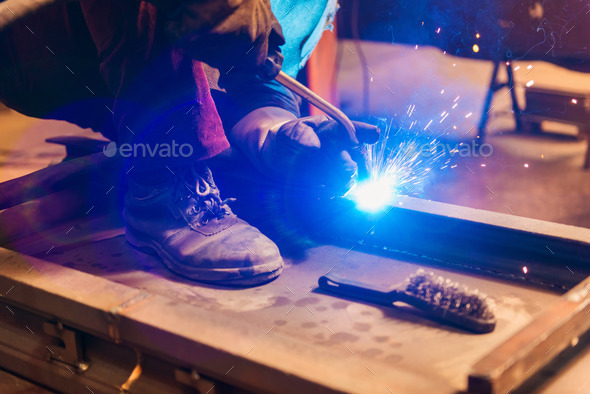 Man welding (Misc) Photo Download