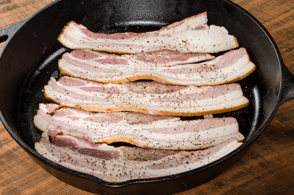 Frying pan with rows of raw bacon (Misc) Photo Download