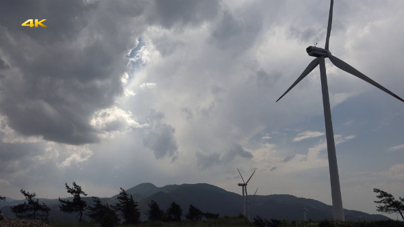 Occasionally Changing Direction According to the Wind Turbine Occasionally Changing Direction According to the Wind Turbine
