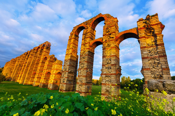 Wide angle shot of ancient roman aqueduct (Misc) Photo Download