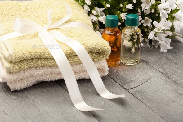 Essential oil with towels over wooden table (Misc) Photo Download