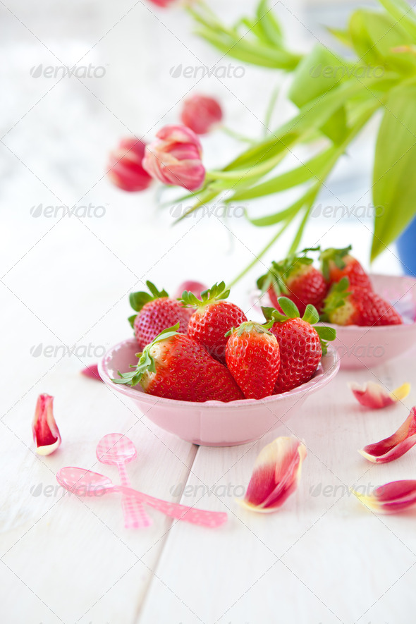 Fresh strawberries in little pink bowls