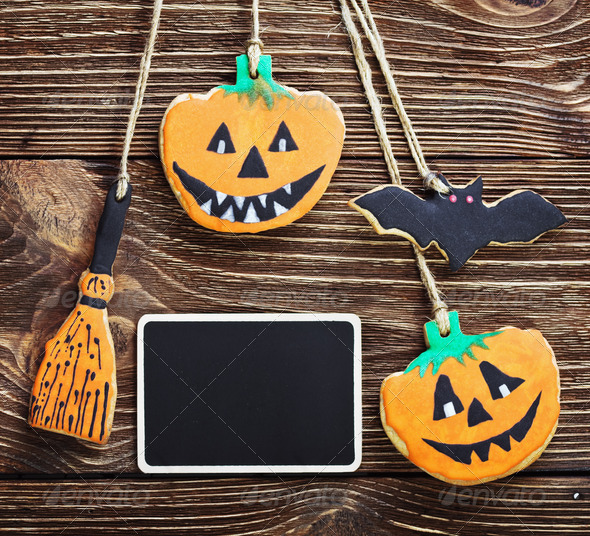 handmade cookies for Halloween and the black plate for greetings