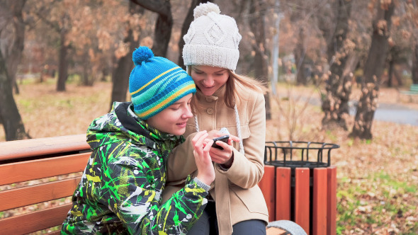 Young People Write to SMS Your Friends Young People Write to SMS Your Friends