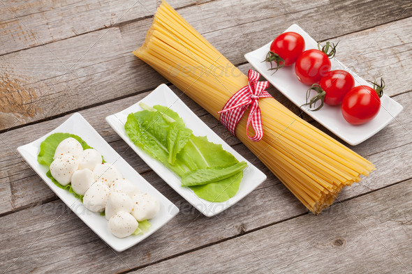 Tomatoes, mozzarella, pasta and green salad leaves (Misc) Photo Download