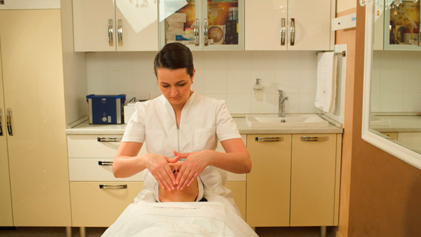 Facial Treatment With Massage Therapist Facial Treatment With Massage Therapist