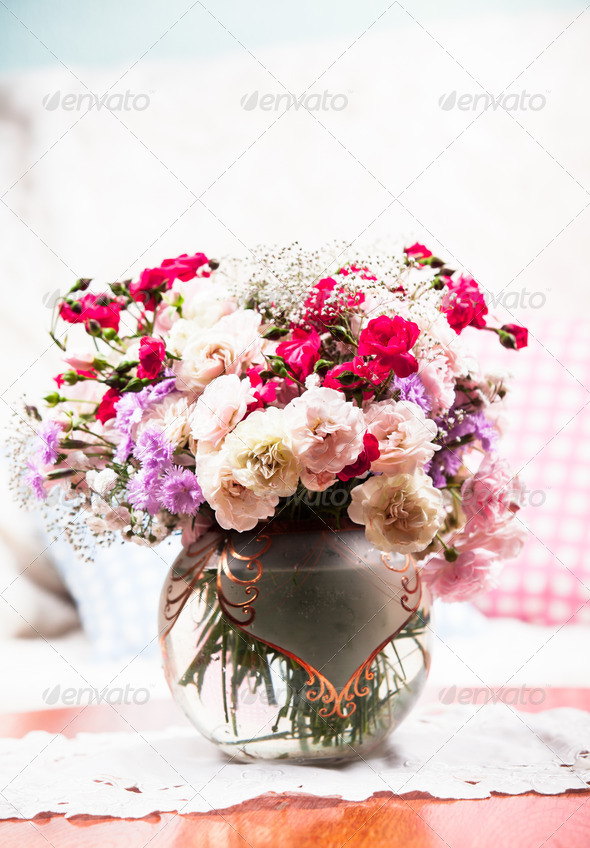 Flower bouquet on the table (Misc) Photo Download